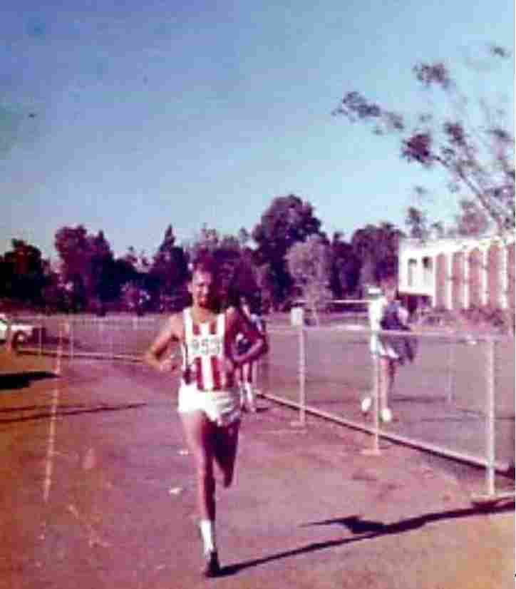 Klaus Roth cruises past Ludmilla Primary School in the first City to Surf on 8 June 1974.